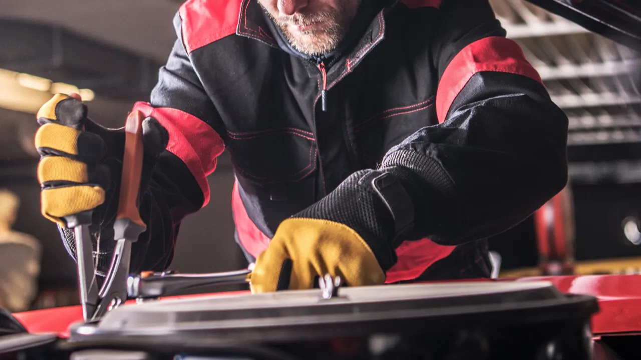 What a mechanic immediately notices when a used car seller is trying to hide a lemon