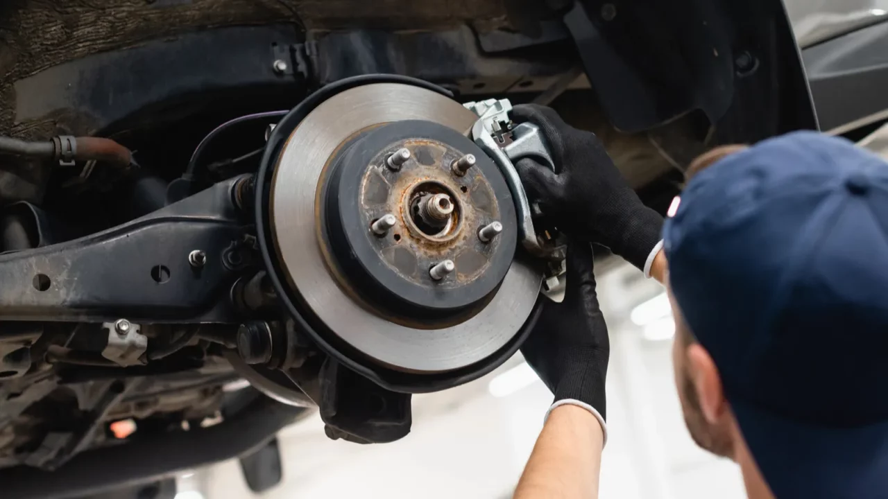 How to spot the early warning signs of worn brake pads before problems get worse
